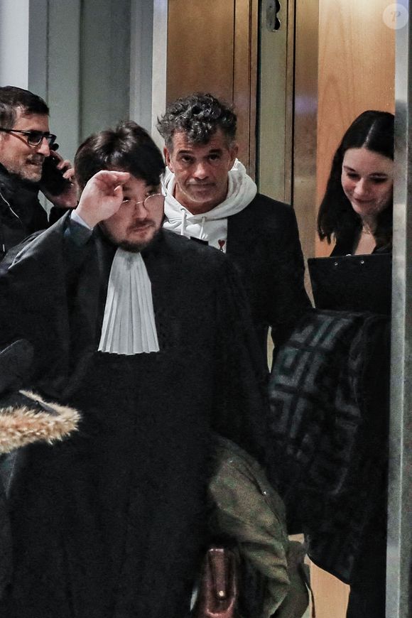 Stéphane Plaza sort avec son avocat Hugo Yokoyama, après le verdict de son procès pour violences sur deux anciennes compagnes, à Paris, France, le 18 février 2025. © Christophe Clovis/Bestimage