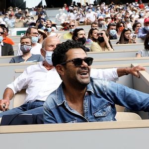 "Pendant la finale femmes. Il y avait Jamel Debbouze qui, au début du match, commence à crier, mais pas au bon moment. Le timing n'est pas bon quand il encourage les joueuses. Et je me dis que ça va être compliqué à gérer", a-t-il confié.

Jamel Debbouze, Patrick Bruel et Marc Ladreit de Lacharrière dans les tribunes des internationaux de France Roland Garros à Paris le 12 juin 2021. © Dominique Jacovides / Bestimage