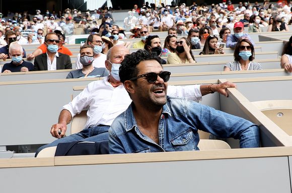 "Pendant la finale femmes. Il y avait Jamel Debbouze qui, au début du match, commence à crier, mais pas au bon moment. Le timing n'est pas bon quand il encourage les joueuses. Et je me dis que ça va être compliqué à gérer", a-t-il confié.

Jamel Debbouze, Patrick Bruel et Marc Ladreit de Lacharrière dans les tribunes des internationaux de France Roland Garros à Paris le 12 juin 2021. © Dominique Jacovides / Bestimage