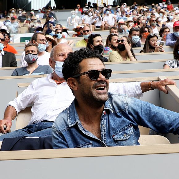 "Pendant la finale femmes. Il y avait Jamel Debbouze qui, au début du match, commence à crier, mais pas au bon moment. Le timing n'est pas bon quand il encourage les joueuses. Et je me dis que ça va être compliqué à gérer", a-t-il confié.

Jamel Debbouze, Patrick Bruel et Marc Ladreit de Lacharrière dans les tribunes des internationaux de France Roland Garros à Paris le 12 juin 2021. © Dominique Jacovides / Bestimage