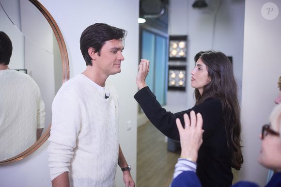 Exclusif - Alain-Fabien Delon avec sa compagne Laura Bensadoun en backstage de de l'émission "C à Vous" à Paris, France, le 18 octobre 2024. © Cyril Moreau/Bestimage