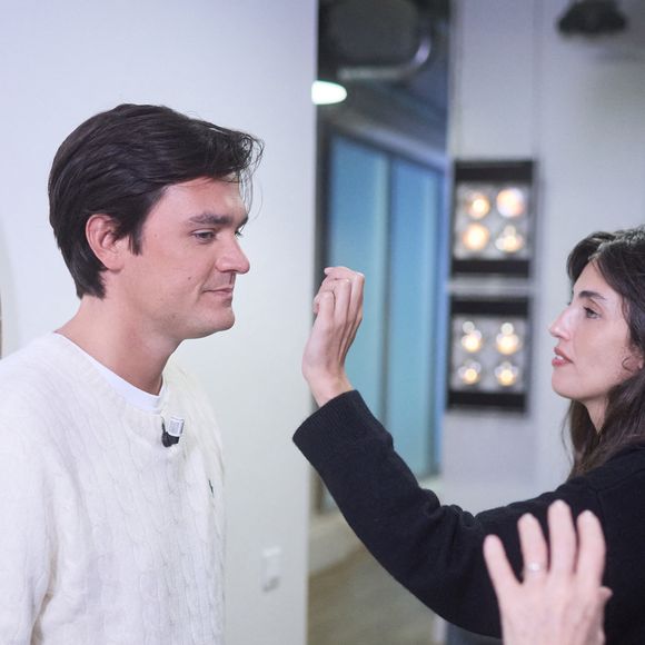 Exclusif - Alain-Fabien Delon avec sa compagne Laura Bensadoun en backstage de de l'émission "C à Vous" à Paris, France, le 18 octobre 2024. © Cyril Moreau/Bestimage
