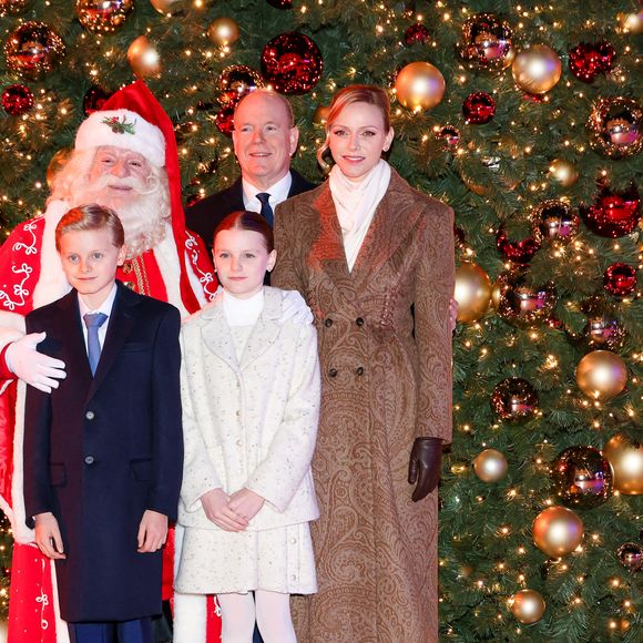 Le prince Albert II de Monaco, la princesse Charlene et leurs enfants la princesse Gabriella et le prince héréditaire Jacques lancent les illuminations de Noël en Principauté, depuis la place du Casino à Monaco, le 29 novembre 2025. © Claudia Albuquerque/Bestimage