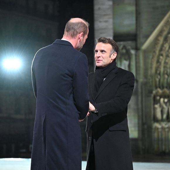 Le prince William bien évidemment répondu présent pour représenter le Royaume-Uni. Sa participation avait été annoncée cette semaine, par un porte-parole du palais de Kensington. 

Le prince britannique William, prince de Galles, est accueilli par le président français Emmanuel Macron lors de la cérémonie d'accueil de la réouverture officielle de la cathédrale Notre-Dame de Paris, en France, le 7 décembre 2024, après plus de cinq ans de travaux de reconstruction suite à l'incendie d'avril 2019. Eliot Blondet/Pool/Bestimage