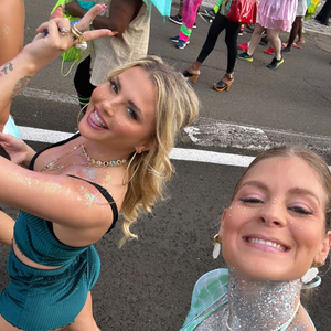 Kelly Vedovelli en vacances après la fin de C8.