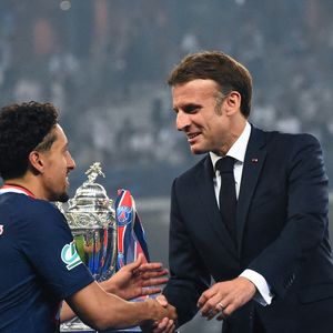 Marquinhos ( 5 - PSG ) et Emmanuel Macron ( French président ) le 25 mai 2024 à Lille - Photo by federico pestellini / panoramic