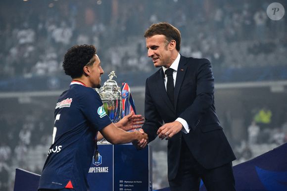 Marquinhos ( 5 - PSG ) et Emmanuel Macron ( French président ) le 25 mai 2024 à Lille - Photo by federico pestellini / panoramic