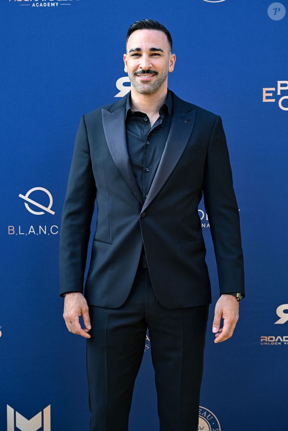 Mais une ancienne ministre a reconnu publiquement son charme.

 Adil Rami - 11ème édition du Gala de charité de Patrick Mouratoglou à la Mouratoglou Academy & Resort à Biot le 21 juin 2025. Ce gala de prestige réunit chaque année les grandes figures du sport, du divertissement et de nombreux donateurs, mobilisés pour soutenir les jeunes talents du tennis mondial. © Bruno Bebert/Bestimage
