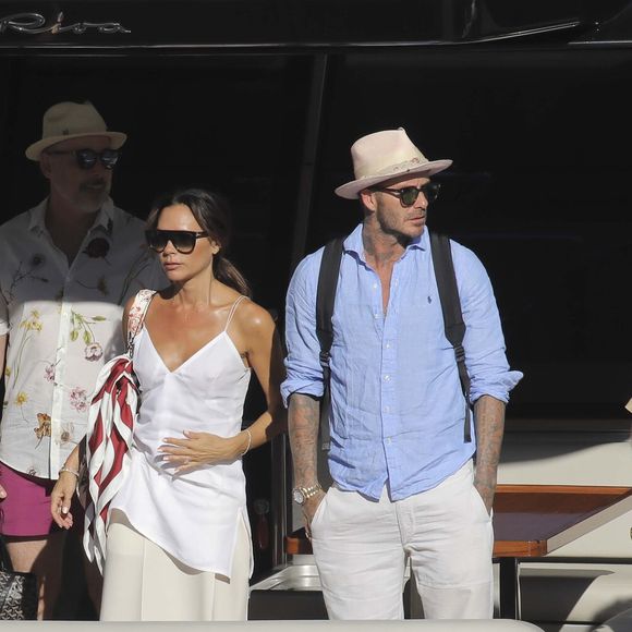 David Beckham, sa femme Victoria Beckham avec leurs enfants Brooklyn, Romeo, Cruz et Harper, Sir Elton John, son mari David Furnish et leurs enfants Zachary et Elijah descendent du yacht d'Elton John après avoir déjeuner au restaurant La Guérite - Cannes sur l'île Sainte-Marguerite pendant leurs vacances sur la Côte d'Azur,France, le 28 août 2018. Photo par Agence / Bestimage