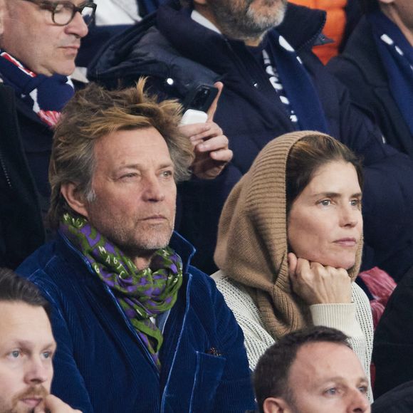 Laurent Delahousse et sa compagne Alice Taglioni - Célébrités assistent au 1/8e de finale aller de la Ligue des champions 2024-25 entre le PSG contre Liverpool (0-1) au Parc des Princes à Paris le 5 mars 2025. © Cyril Moreau/Bestimage