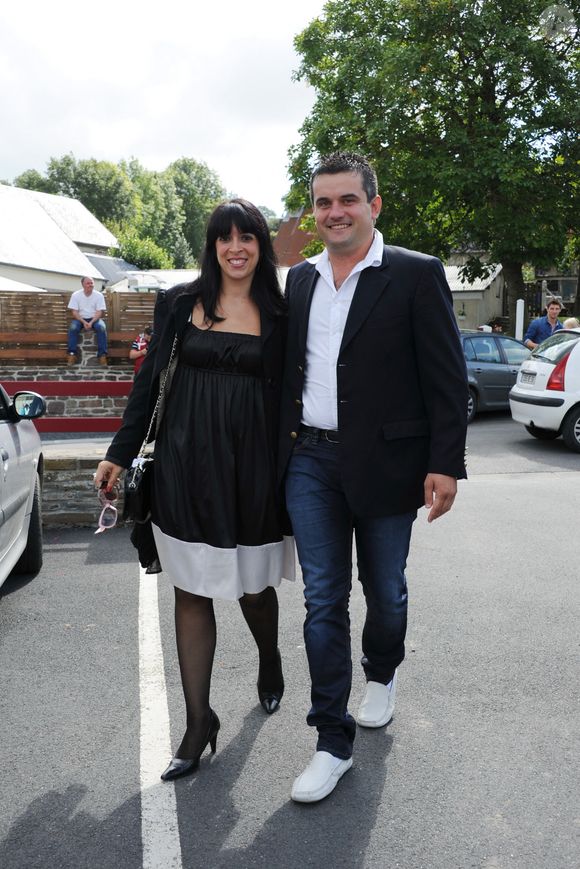Les producteurs d'armagnac, parents d'un petit Gabriel, né le 7 avril 2013, envisagent ce changement de vie pour deux raisons. 

Pierre et Frédérique assistant au désherbage de Thierry et Annie (L'amour est dans le pre 7) à Ver, France, le 15 septembre 2012. Photo par ABACAPRESS.COM