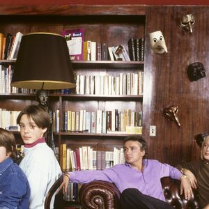 Archives - En France, à Paris, rendez-vous avec Michel Sardou, à son domicile, avec ses 2 fils, Romain, 13 ans et Davy, 9 ans, dans le salon, avec sa femme Babette. Novembre 1987
© Michel Marizy via Bestimage