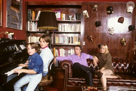 Archives - En France, à Paris, rendez-vous avec Michel Sardou, à son domicile, avec ses 2 fils, Romain, 13 ans et Davy, 9 ans, dans le salon, avec sa femme Babette. Novembre 1987
© Michel Marizy via Bestimage