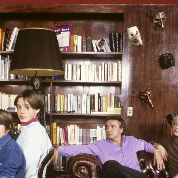 Archives - En France, à Paris, rendez-vous avec Michel Sardou, à son domicile, avec ses 2 fils, Romain, 13 ans et Davy, 9 ans, dans le salon, avec sa femme Babette. Novembre 1987
© Michel Marizy via Bestimage