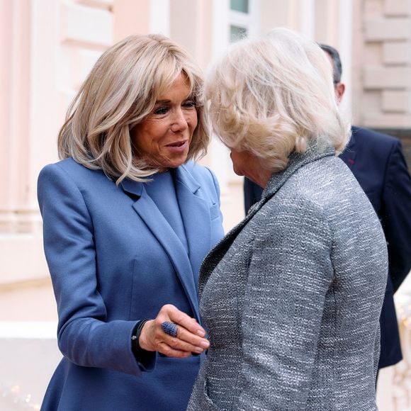 Organisé par l’Institut du Royaume-Uni et la Royal Society of Literature, ce prix récompense les ouvrages destinés aux adolescents et aux jeunes adultes et contribue à promouvoir 

Brigitte Macron et Camilla Parker Bowles, reine consort d'Angleterre, assistent à la cérémonie de remise du prix littéraire de l'Entente à la résidence de l'ambassadeur de France à Londres, le 4 décembre 2024. 
© Julien Burton / Bestimage
