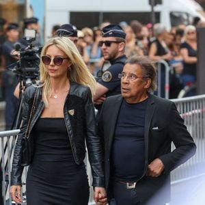 Laurent Voulzy et sa compagne Isaure Le Faou - Arrivées aux obsèques de Thierry Ardisson en l’église Saint-Roch de Paris, France, le 17 juillet 2025. © Clovis-Jacovides/Bestimage