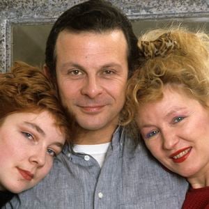 En France, à Paris, chez eux à Montmartre, Roland Giraud , sa femme Maaike et leur fille Géraldine en janvier 1987.