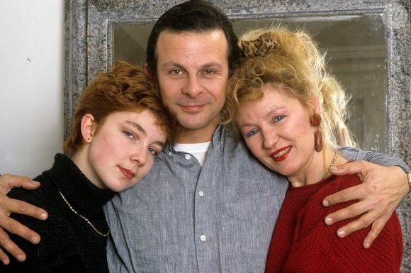 En France, à Paris, chez eux à Montmartre, Roland Giraud , sa femme Maaike et leur fille Géraldine en janvier 1987.