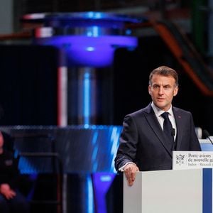 Le président Emmanuel Macron s'est adressé au chantier Naval Group de Nantes-Indret le mercredi 18 mars 2026. Le site accueille la construction du porte-avions de nouvelle génération (PA-NG) qui remplacera le porte-avions Charles de Gaulle. Ce projet industriel majeur mobilise l'ensemble de la base industrielle et technologique de défense française. Plus de 800 entreprises réparties sur l'ensemble du territoire, dont un grand nombre de PME, seront impliquées dans ce programme qui contribuera à la croissance économique et à la création d'emplois dans nos régions. © Yannick BILLIOUX/Pool/Bestimage