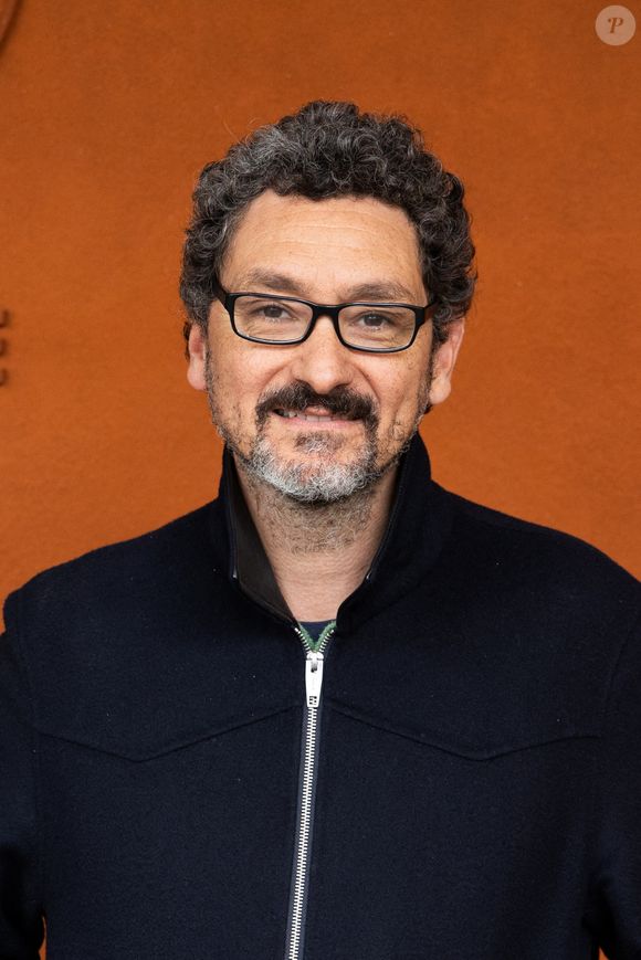 "Aujourd’hui, ma paternité tient une place essentielle dans ma vie, archi-dominante sur tout le reste" a confié celui qui fait partie des invités de Frédéric Lopez pour le numéro inédit de l'émission "Un dimanche à la campagne" ce 22 juin 2025 à 16h sur France 2.

David Foenkinos au village pendant les Internationaux de France 2025 à Roland Garros le 28 mai 2025 à Paris, France. Photo by Nasser Berzane/ABACAPRESS.COM