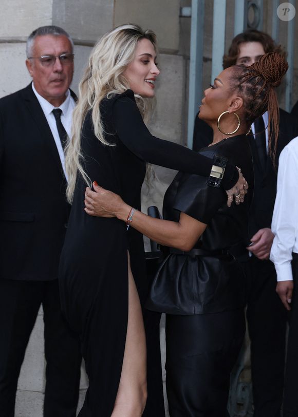 Lors de cet événement, Janet Jackson a aussi retrouvé sa nièce Paris et l'a enlacé chaleureussement avant le défilé. La chanteuse américaine de 59 ans, qui est la sœur de la légende de la musique Michael, était débordante de joie lorsqu'elle a retrouvé le mannequin et actrice de 27 ans. 

Janet Jackson et Paris Jackson arrivent au défilé Tom Ford Collection Femme Prêt-à-Porter Printemps/Eté 2026 lors de la Fashion Week de Paris (PFW) a Paris, France, le 1 Octobre 2025. 
© Denis Guignebourg/Bestimage