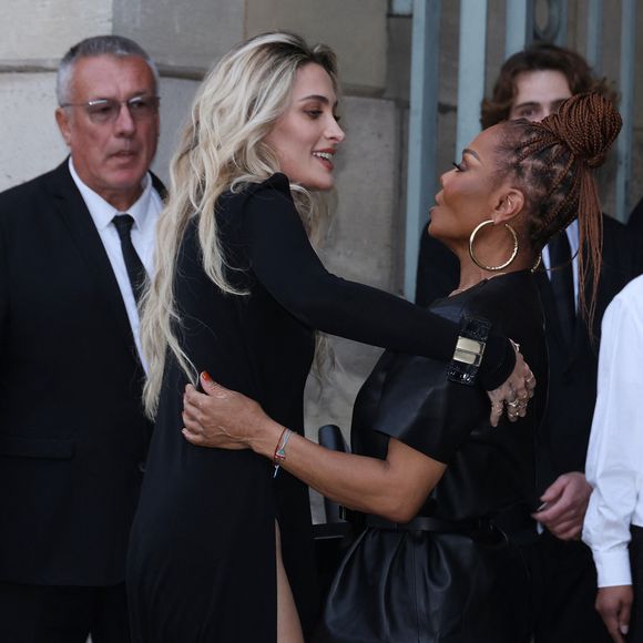 Lors de cet événement, Janet Jackson a aussi retrouvé sa nièce Paris et l'a enlacé chaleureussement avant le défilé. La chanteuse américaine de 59 ans, qui est la sœur de la légende de la musique Michael, était débordante de joie lorsqu'elle a retrouvé le mannequin et actrice de 27 ans. 

Janet Jackson et Paris Jackson arrivent au défilé Tom Ford Collection Femme Prêt-à-Porter Printemps/Eté 2026 lors de la Fashion Week de Paris (PFW) a Paris, France, le 1 Octobre 2025. 
© Denis Guignebourg/Bestimage
