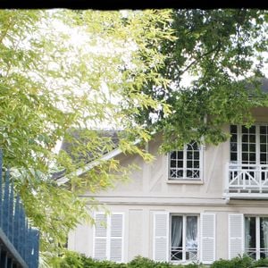 Depuis, la Savannah, la maison qu'il possédait avec Laeticia à Marnes-la-Coquette est mise en vente.

Johnny Hallyday se prépare à quitter sa maison de Marnes-la-Coquette - Concert gratuit de Johnny Hallyday au champs de Mars aux pieds de la Tour Eiffel pour le 14 juillet 2009, tournée "Tour 66"