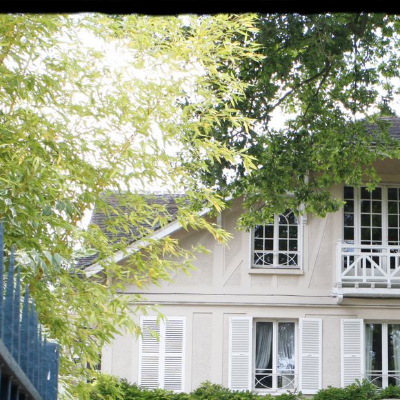 Depuis, la Savannah, la maison qu'il possédait avec Laeticia à Marnes-la-Coquette est mise en vente.

Johnny Hallyday se prépare à quitter sa maison de Marnes-la-Coquette - Concert gratuit de Johnny Hallyday au champs de Mars aux pieds de la Tour Eiffel pour le 14 juillet 2009, tournée "Tour 66"