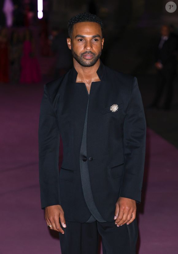 Lucien Laviscount sur le tapis rose du photocall du bal du British Museum 2025 à Londres, Royaume Uni, le 18 octobre 2025. © GoffPhotos/Bestimage