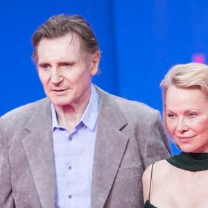 Liam Neeson et Pamela sont-ils en couple ?
Liam Neeson et Pamela Anderson - Première du film "Naked Gun" à Berlin