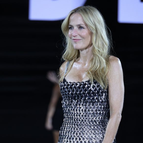 Gillian Anderson au défilé « L' OREAL » Collection Prêt-à-Porter Printemps-Été 2026 lors de la Fashion Week de Paris (PFW), le  29 Septembre 2025.
© Denis Guignebourg / Bestimage