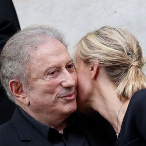 Michel Drucker était sans surprise présent 

Michel Drucker, Audrey Crespo-Mara - Sorties des obsèques de Thierry Ardisson en l’église Saint-Roch de Paris, France
© Clovis-Jacovides/Bestimage