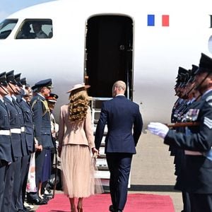 Le prince William, prince de Galles, et Catherine (Kate) Middleton, princesse de Galles, accueillent le couple présidentiel français le président Emmanuel Macron et sa femme la Première Dame Brigitte Macron à l'aéroport Station RAF de Northolt, à Ruislip, Royaume Uni, le 8 juillet 2025. À l'invitation de Leurs Majestés le roi et la reined'Angleterre, le président français et Madame la Première effectueront une visite d'État au Royaume-Uni du 8 au 10 juillet 2025. © Jeanne Accorsini/Pool/Bestimage