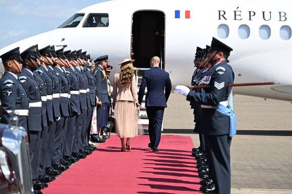 Le prince William, prince de Galles, et Catherine (Kate) Middleton, princesse de Galles, accueillent le couple présidentiel français le président Emmanuel Macron et sa femme la Première Dame Brigitte Macron à l'aéroport Station RAF de Northolt, à Ruislip, Royaume Uni, le 8 juillet 2025. À l'invitation de Leurs Majestés le roi et la reined'Angleterre, le président français et Madame la Première effectueront une visite d'État au Royaume-Uni du 8 au 10 juillet 2025. © Jeanne Accorsini/Pool/Bestimage