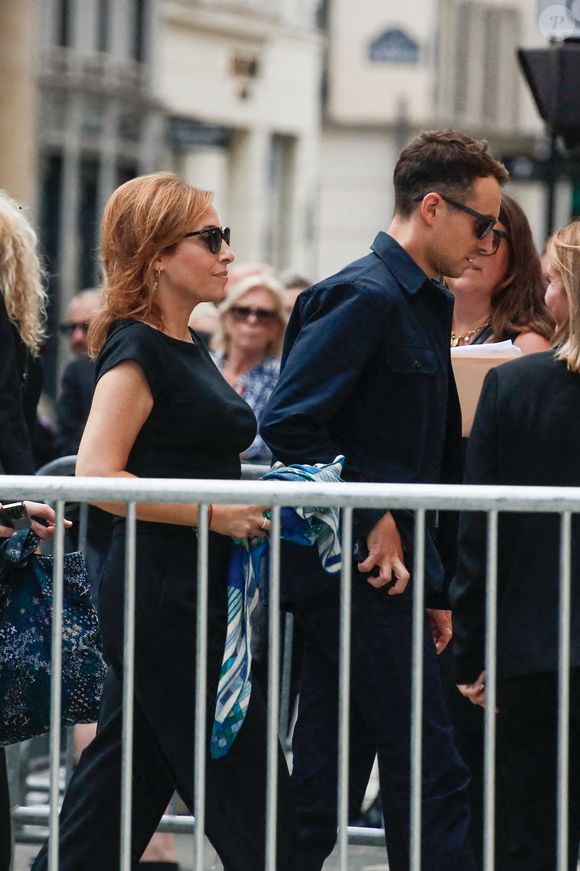 Léa Salamé et Hugo Clément - Arrivées aux obsèques de Thierry Ardisson en l’église Saint-Roch de Paris, France, le 17 juillet 2025. © Clovis-Jacovides/Bestimage