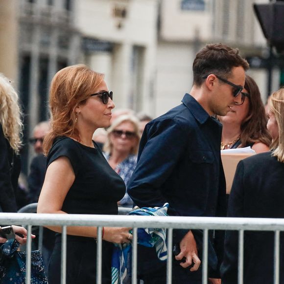 Léa Salamé et Hugo Clément - Arrivées aux obsèques de Thierry Ardisson en l’église Saint-Roch de Paris, France, le 17 juillet 2025. © Clovis-Jacovides/Bestimage