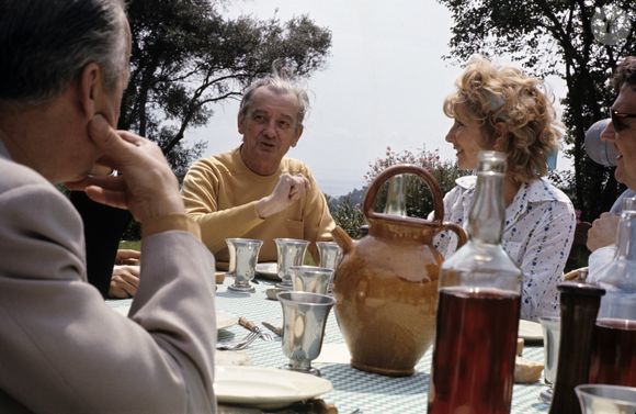 Archives - En France, Jacqueline et Marcel Pagnol dans un jardin, sur le tournage d'une série documentaire en septembre 1972.