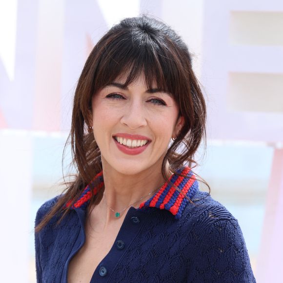 Nolwenn Leroy lors du photocall de 'Broceliande' sur la plage du Majestic lors de la 7eme saison de 'CanneSeries' à Cannes le 7 Avril 2024.
© Denis Guignebourg/BestImage