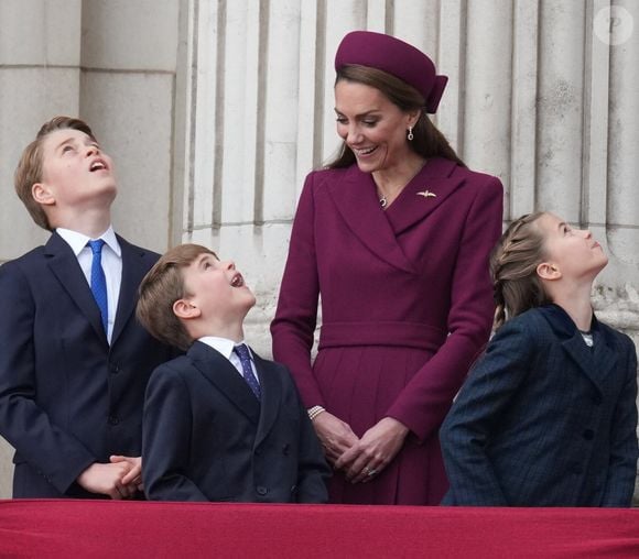 Le prince George de Galles, Catherine (Kate) Middleton, princesse de Galles, Le prince Louis de Galles, La princesse Charlotte de Galles - La famille royale britannique assiste aux célébrations du 80ème anniversaire de la fin de la Seconde guerre mondiale (VE Day) au balcon de Buckingham Palace à Londres, le 5 mai 2025.