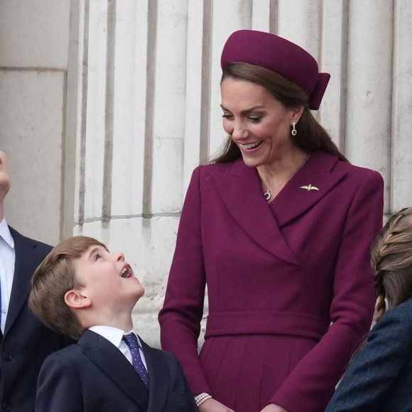 Le prince George de Galles, Catherine (Kate) Middleton, princesse de Galles, Le prince Louis de Galles, La princesse Charlotte de Galles - La famille royale britannique assiste aux célébrations du 80ème anniversaire de la fin de la Seconde guerre mondiale (VE Day) au balcon de Buckingham Palace à Londres, le 5 mai 2025.