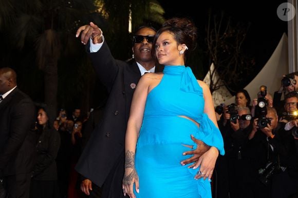 En parallèle, Rihanna signe son retour musical en signant la BO des Schtroumpfs avec le titre "Friend of Mine".

ASAP Rocky et sa femme Rihanna (enceinte) - Descente des marches du film « Highest 2 Lowest » lors du 78ème Festival International du Film de Cannes, au Palais des Festivals à Cannes. Le 19 mai 2025
© Jacovides-Moreau / Bestimage