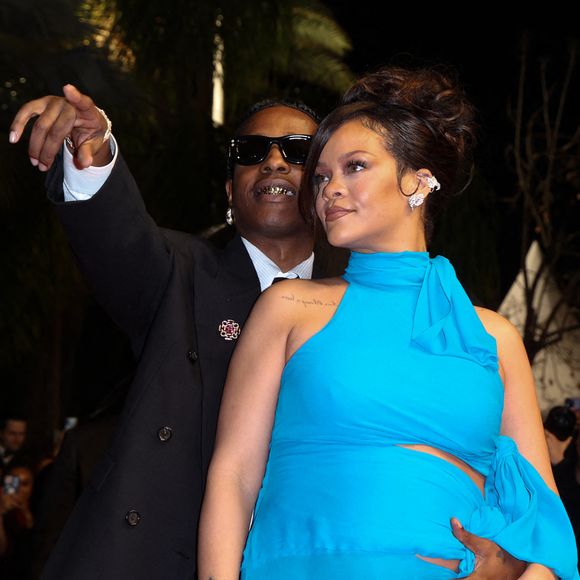 En parallèle, Rihanna signe son retour musical en signant la BO des Schtroumpfs avec le titre "Friend of Mine".

ASAP Rocky et sa femme Rihanna (enceinte) - Descente des marches du film « Highest 2 Lowest » lors du 78ème Festival International du Film de Cannes, au Palais des Festivals à Cannes. Le 19 mai 2025
© Jacovides-Moreau / Bestimage