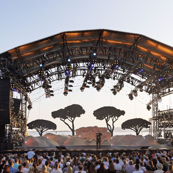 Exclusif - nregistrement de l'émission "L'humour à la plage" pour la 2eme édition du festival de Juan les Pins à la pinède Gould le 27 juin 2025. C'est l'humoriste français Kev Adams qui a initié et mis en scène ce festival dans la ville de ses grand-parents où il a passé ses vacances quand il était plus jeune. Sa grand-mère fait partie du Show aux côtés d'un plateau d'humoristes exceptionnels. Kev Adams réalise son rêve d'enfance et vous invite à la seconde édition de « L'Humour à la Plage », un gala d'humour inédit. Organisé à Juan-les-Pins, sa ville de cœur, le festival a été un véritable succès. Un cadre de rêve face à la mer, située en plein cœur de la Riviera française, la pinède de Juan-les-Pins, célèbre pour son festival de Jazz, s'est transformée en une vibrante scène du rire pour accueillir cet événement exceptionnel. Sous les pins et face à la mer, le cadre offre une ambiance unique et chaleureuse, parfaite pour partager des moments de rire ensemble. Une programmation exceptionnelle Pour cette deuxième édition du Gala « L’Humour à la Plage », Kev Adams s’est entouré des plus grands noms de l'humour, offrant des performances inédites et des moments inoubliables avec Franck Dubosc, Chantal Ladesou, Camille Lellouche, Elodie Poux, Maxime Gasteuil, Nino Arial, Titoff, Marine Léonardi, Kody, Az, Anne Roumanoff et Marie s'Infiltre avec un clin d’œil de Camille Combal. Le gala de « L'Humour à la Plage », pensé pour rassembler toutes les générations, se savoure aussi bien en famille qu'entre amis. Kev Adams y rend hommage à ses grands-parents avec des interventions touchantes de sa grand-mère, ajoutant une dimension personnelle et émotive à cette soirée exceptionnelle. Au programme : des sketchs inédits, un décor somptueux, des duos surprenants, de la danse, de la musique, des happenings, des invités-surprises et un final grandiose, le tout face à la mer pour prolonger l’été en beauté. Une seconde édition à ne pas manquer ! © Bruno Bebert / Bestimage