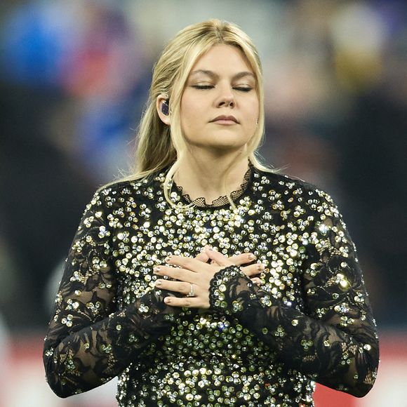 La chanteuse Louane (Louane Emera), représentante de la France au concours de l'Eurovision, interprète pour la première fois son titre Maman, en hommage à sa mère décédée lorsqu'elle avait 17 ans, devant les 80 000 spectateurs, suspendue sur une plateforme, plusieurs mètres au-dessus de la pelouse et des musiciens, du Stade de France à la mi-temps du match du Tournoi des Six Nations opposant la France à l'Écosse, à Saint-Denis, Seine Saint-Denis, France, le 15 mars 2025. © Cyril Moreau/Bestimage
