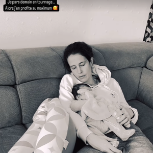 Mais Clémence Castel devra prochainement quitter le cocon familial, malgré elle.

Clémence Castel (Koh-Lanta) profite d'une sieste avec sa fille Colette.