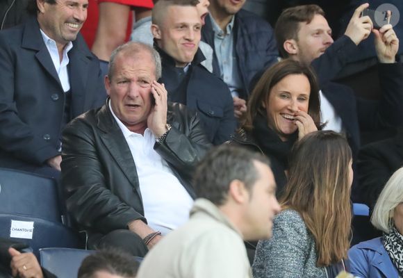Rolland Courbis et sa femme Clara Paban Courbis dans les tribunes lors du match de Ligue 1 "PSG - Rennes" au Parc des Princes à Paris, le 12 mai 2018.
Agence / Bestimage