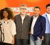 Pendant près de vingt ans, ils ont incarné l’une des émissions les plus populaires de la télévision française. 

Raphaël Mezrahi, Oli et son chien Monday, Jamy Gourmaud, Bernard Montiel, Docteur Sylvain Hawawini et Maître Olivia Symniacos sur plateau de l'émission "Animalement Vôtre" présentée par B.Montiel à Paris, France © Jack Tribeca/Bestimage