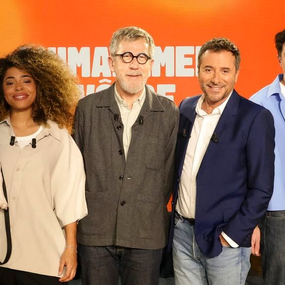 Pendant près de vingt ans, ils ont incarné l’une des émissions les plus populaires de la télévision française. 

Raphaël Mezrahi, Oli et son chien Monday, Jamy Gourmaud, Bernard Montiel, Docteur Sylvain Hawawini et Maître Olivia Symniacos sur plateau de l'émission "Animalement Vôtre" présentée par B.Montiel à Paris, France © Jack Tribeca/Bestimage