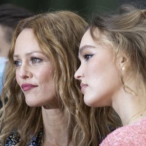 Pour cet album intitulé "Le retour des beaux jours", Vanessa Paradis a collaboré avec ses enfants Lily Rose Depp et Jack Depp. 

Vanessa Paradis et sa fille Lily Rose Depp - Photocall du défilé de mode prêt-à-porter printemps-été 2021 "Chanel" au Grand Palais à Paris le 6 octobre 2020
© Olivier Borde / Bestimage