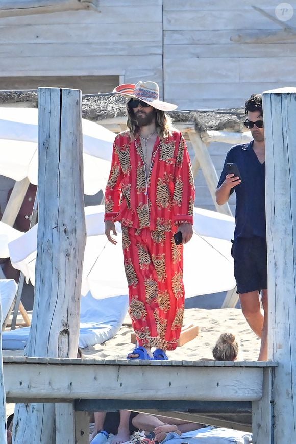Jared Leto, Chloe Bartoli et Sofia Boutella sortent du club 55 à Saint-Tropez, Côte d'Azur, France, le 10 juillet 2024. © Agence / Bestimage